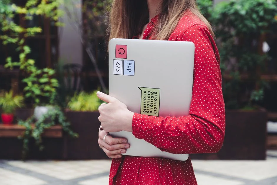 Un espace de travail contemporain mettant en scène un ordinateur portable, une tablette et des smartphones, parfait pour un usage technologique ou en freelance.